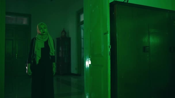 Muslim Woman Walks Dressing Table Room Has Green Shades Night — ストック動画