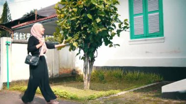 a group of Muslim women was very happy when they met their old friends when they were in front of the terrace of the house during the day