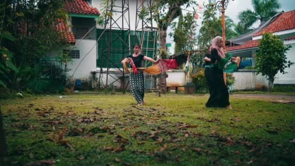 Group Muslim Women Practicing Dancing Park Friends Morning — Vídeo de stock