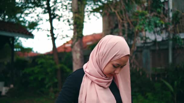 Expressão Uma Mulher Muçulmana Que Parece Surpreso Quando Ela Uma — Vídeo de Stock