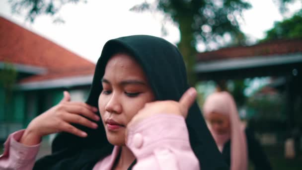 一群穆斯林妇女和她们的朋友在公园里打开头巾 — 图库视频影像