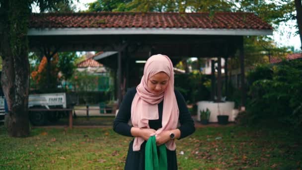 Group Muslim Women Opened Headscarves While Park Friends — Stock videók