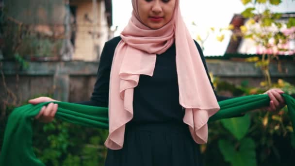 Grupo Mulheres Muçulmanas Amarra Pano Estampado Torno Sua Cintura Antes — Vídeo de Stock