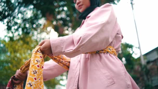 Group Muslim Women Ties Patterned Cloth Waist Doing Dance Practice — Vídeo de stock