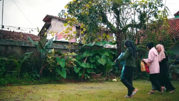 Muslim Women Put Belongings Garden While Relaxing Morning — стоковое видео
