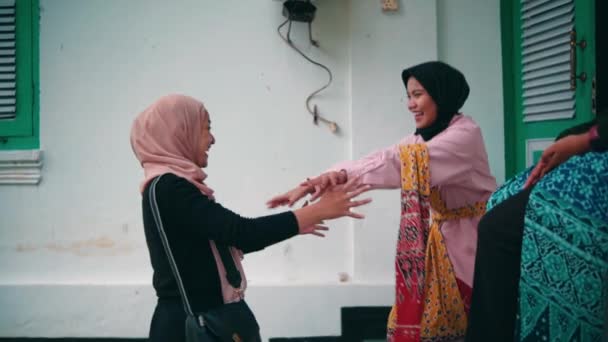 Group Muslim Women Very Happy Met Old Friends Were Front — Αρχείο Βίντεο