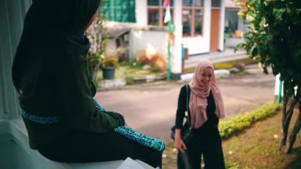 Grupo Mulheres Muçulmanas Estava Muito Feliz Quando Encontraram Seus Velhos — Vídeo de Stock