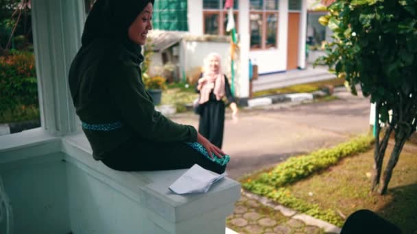 イスラム教徒の女性のグループは 彼らが日中に家のテラスの前にいたときに彼らの古い友人に会ったときに非常に満足していました — ストック動画