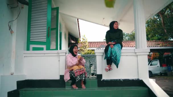 Bir Grup Müslüman Kadın Gün Boyunca Evin Terasının Önünde Eski — Stok video