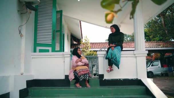 Grupo Mujeres Musulmanas Estaba Muy Contento Cuando Conocieron Sus Viejos — Vídeo de stock
