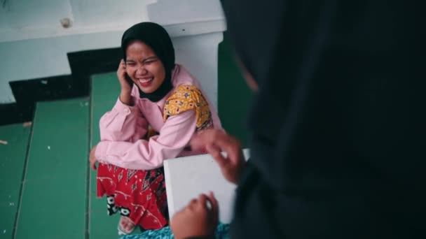 Ein Paar Muslimische Frauen Sitzen Morgens Aufgeregt Plaudernd Vor Der — Stockvideo