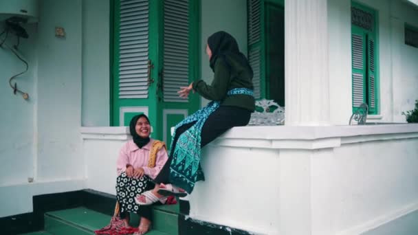 Pair Muslim Women Sitting Chatting Very Exciting Front Terrace House — Vídeos de Stock