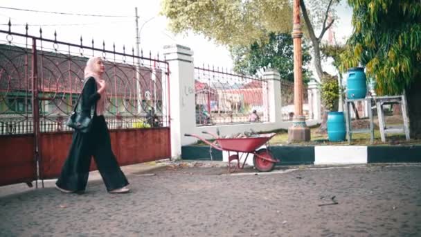 Мусульманська Жінка Рожевим Хутром Чорною Сорочкою Йде Перед Своїм Будинком — стокове відео