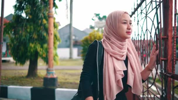 Muzułmanka Różowej Chustce Czarnej Koszuli Wchodzi Przed Swój Dom Zamknięciu — Wideo stockowe