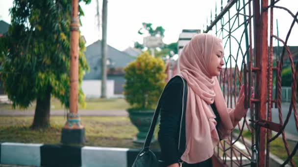 Muslim Woman Pink Headscarf Black Shirt Walks Front Her House — Vídeos de Stock