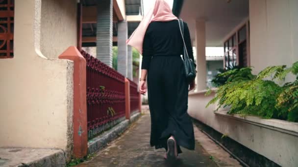 Muslim Woman Pink Headscarf Black Shirt Walking Alley Morning — Vídeo de Stock