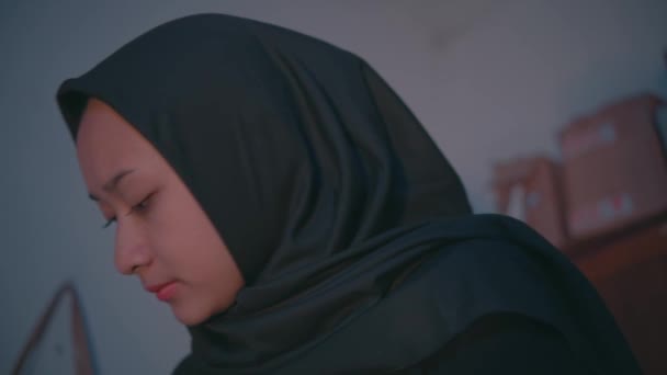 Συγκεχυμένη Έκφραση Μιας Μουσουλμάνας Γυναίκας Που Ψάχνει Αγαπημένα Της Ρούχα — Αρχείο Βίντεο