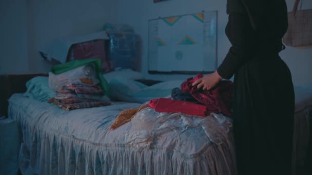 Müslüman Bir Kadın Odasındaki Yatağın Üzerine Saçılmış Kirli Çamaşırları Temizliyordu — Stok video