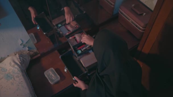 Μια Μουσουλμάνα Καθαρίζει Μακιγιαρισμένη Μπροστά Από Τραπεζάκι Της Ένα Δωμάτιο — Αρχείο Βίντεο