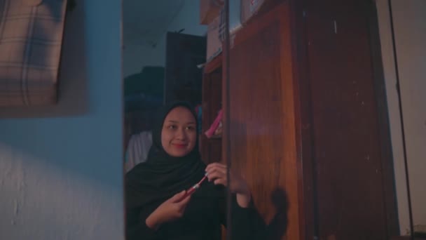 Muslim Woman Wearing Lipstick Her Lips While Doing Her Makeup — Video Stock