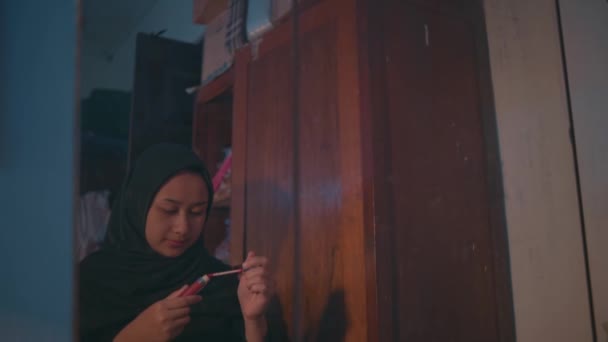 Muslim Woman Wearing Lipstick Her Lips While Doing Her Makeup — Stok Video