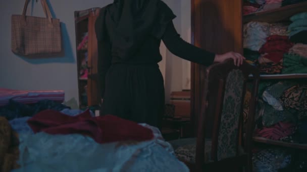 Eine Muslimin Räumt Morgens Einem Raum Vor Ihrem Braunen Schminktisch — Stockvideo
