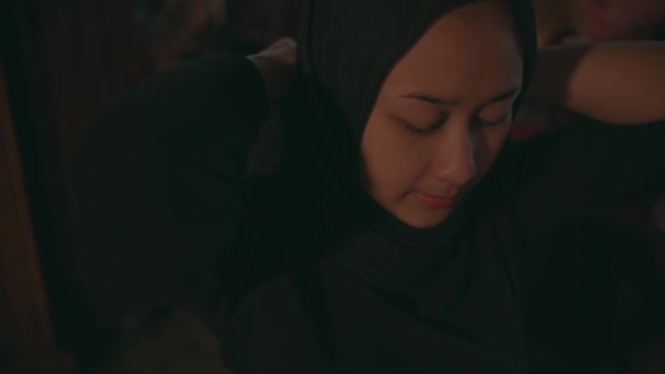 Müslüman Bir Kadın Dışarı Çıkmaya Hazırlanmak Için Büyük Bir Aynanın — Stok video