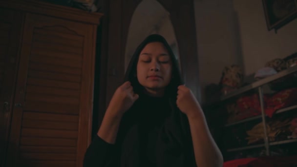 Muzułmanka Nosi Czarny Szalik Głowie Przed Dużym Lustrem Żeby Przygotować — Wideo stockowe