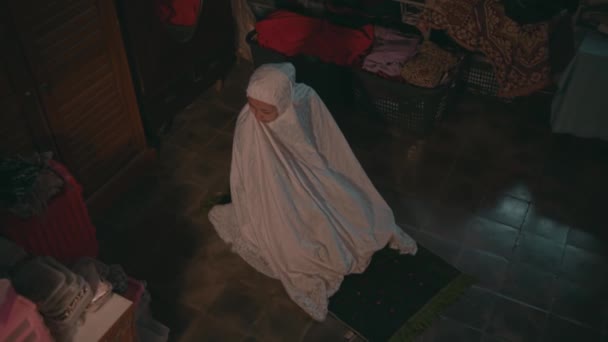 Muslim Woman Praying Wear White Muslim Dress Room Full Goods — Wideo stockowe