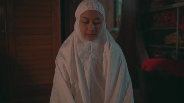 Muslim Woman Praying Wear White Muslim Dress Room Full Goods — Stockvideo