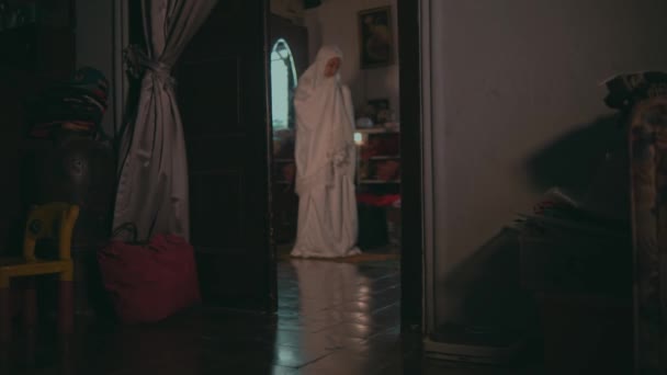 Muslim Woman Praying Wear White Muslim Dress Room Full Goods — Stock Video