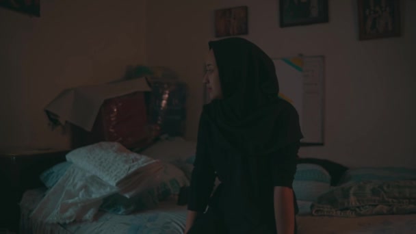 Expression Muslim Woman Who Seems Thinking Something Her Room — Vídeo de stock