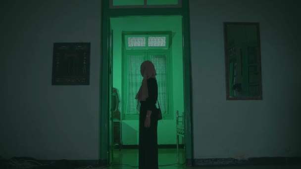 Eine Muslimische Frau Die Nachts Allein Einer Gasse Mit Einem — Stockvideo