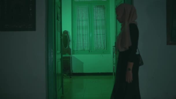 一个穆斯林妇女一个人在小巷里走来走去 晚上脸上带着不安的表情 — 图库视频影像