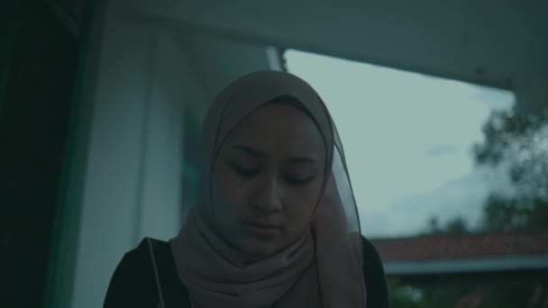 一个穆斯林妇女早晨在前台感到悲伤和孤独 — 图库视频影像