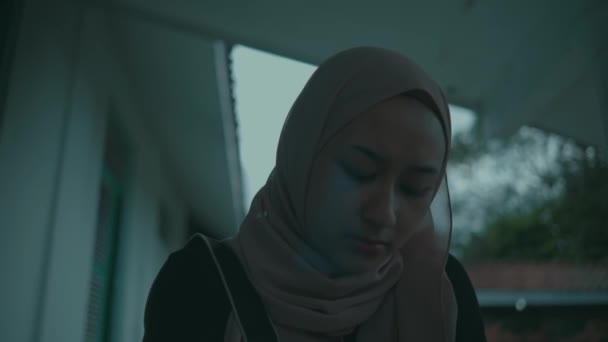 Uma Mulher Muçulmana Está Triste Sozinha Uma Recepção Pela Manhã — Vídeo de Stock