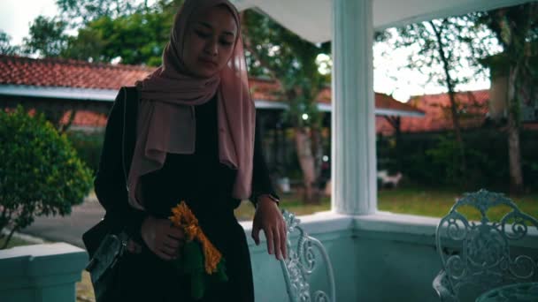 一个穆斯林妇女早晨在前台感到悲伤和孤独 — 图库视频影像
