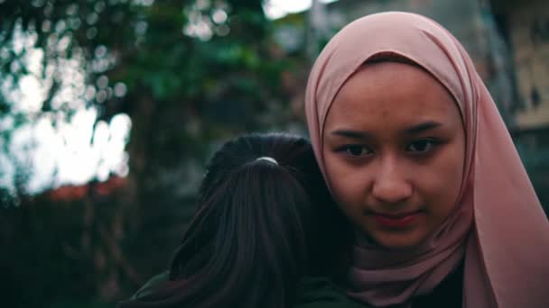Μια Ομάδα Μουσουλμάνων Γυναικών Αγκαλιάζονται Αποκρουστικά Πρόσωπα Ένα Πάρκο Πρωί — Αρχείο Βίντεο