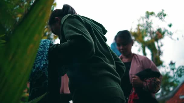 Bir Grup Müslüman Kadın Evin Arkasındaki Bahçede Arkadaşlarıyla Birlikte Kıyafetlerini — Stok video