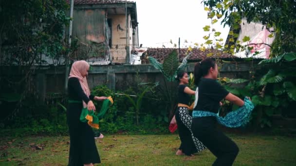 Gruppo Adolescenti Musulmani Che Ballano Con Loro Amici Preparazione Festival — Video Stock