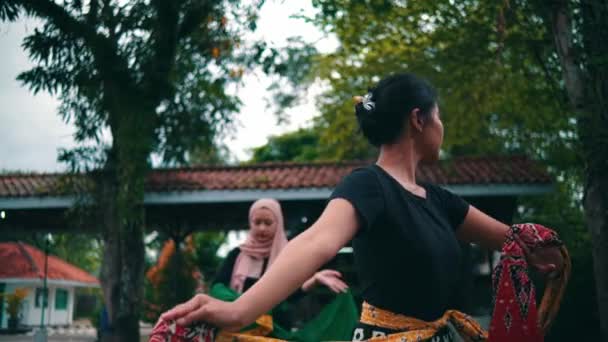 Group Muslim Teenagers Dancing Friends Preparation Dance Festival Park — стоковое видео