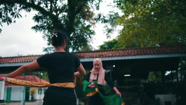 Группа Мусульманских Подростков Танцующих Своими Друзьями Рамках Подготовки Танцевальному Фестивалю — стоковое видео