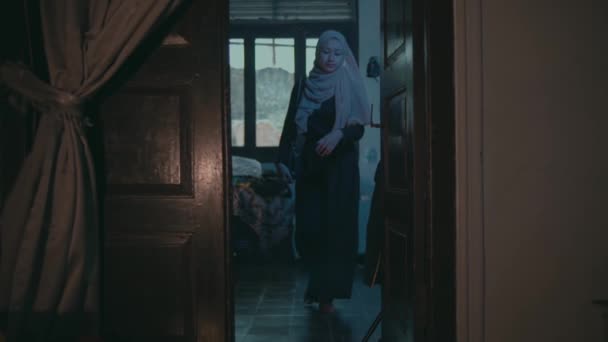 Muslim Woman Getting Ready Her Bag Leaving Her Room Out — Stockvideo