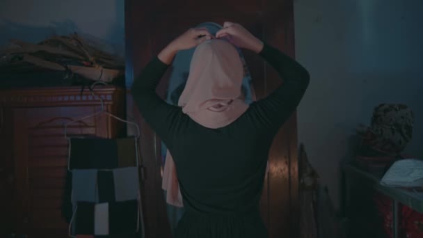 在她的房间里 一个穆斯林妇女在化妆品镜子前戴着一层乳白色的面纱 非常小心 — 图库视频影像