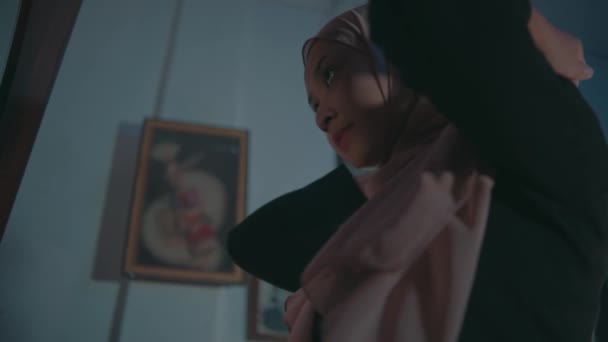 在她的房间里 一个穆斯林妇女在化妆品镜子前戴着一层乳白色的面纱 非常小心 — 图库视频影像