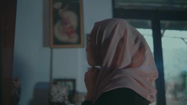 Muslim Woman Wearing Cream Veil Front Makeup Mirror Very Carefully — Stockvideo