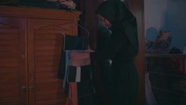 Een Moslim Vrouw Neemt Een Smartphone Het Bed Reageert Berichten — Stockvideo