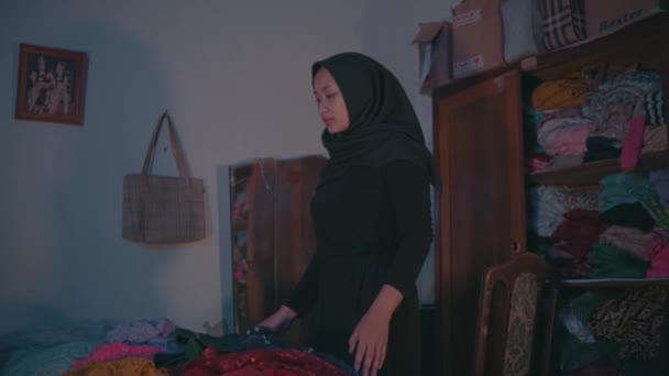 Müslüman Bir Kadın Yatakta Akıllı Bir Telefon Alır Yatak Odasındaki — Stok video