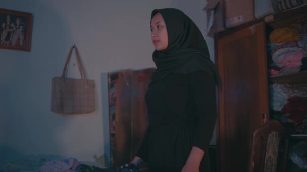 Muzułmanka Bierze Smartfon Łóżko Odpowiada Wiadomości Przyjaciółki Sypialni — Wideo stockowe