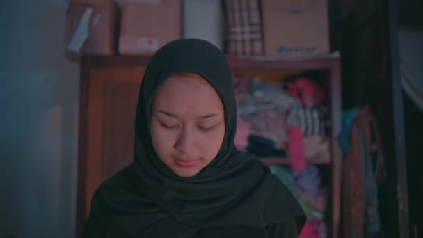 Expression Muslim Woman Who Seems Thinking Something Her Room — Stock Video